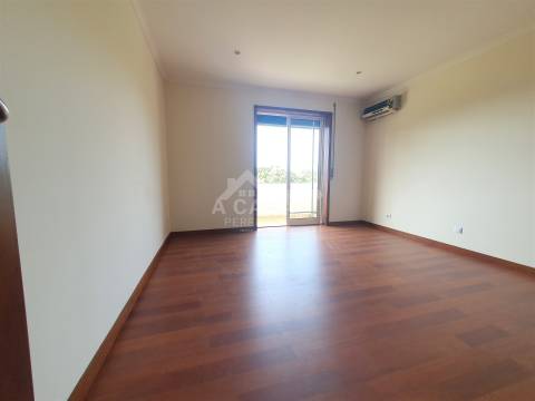 Moradia T3 em Banda, toda remodelada com garagem, jardim e varandas em Branca