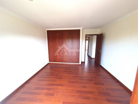 Moradia T3 em Banda, toda remodelada com garagem, jardim e varandas em Branca