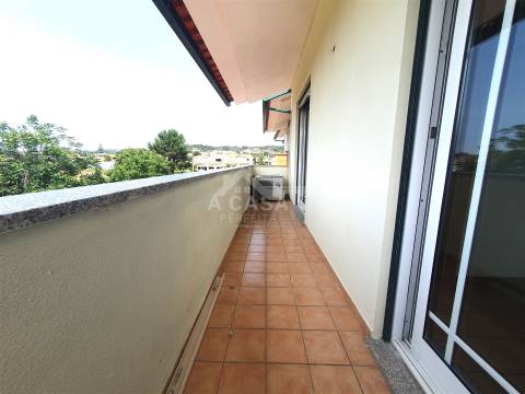 Moradia T3 em Banda, toda remodelada com garagem, jardim e varandas em Branca