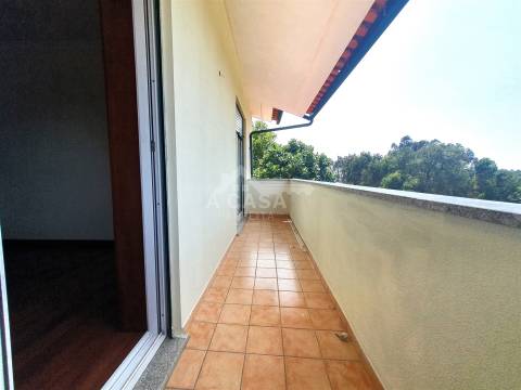 Moradia T3 em Banda, toda remodelada com garagem, jardim e varandas em Branca