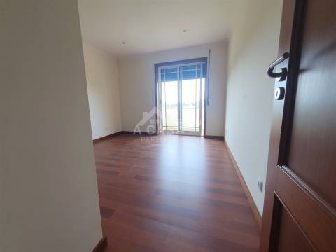 Moradia T3 em Banda, toda remodelada com garagem, jardim e varandas em Branca