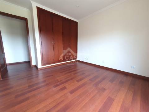 Moradia T3 em Banda, toda remodelada com garagem, jardim e varandas em Branca
