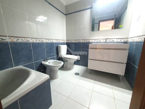 Moradia T3 em Banda, toda remodelada com garagem, jardim e varandas em Branca