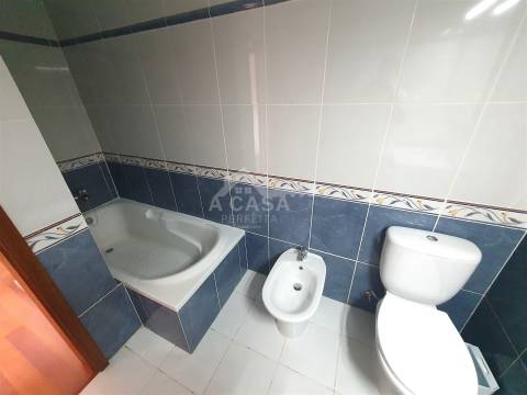 Moradia T3 em Banda, toda remodelada com garagem, jardim e varandas em Branca