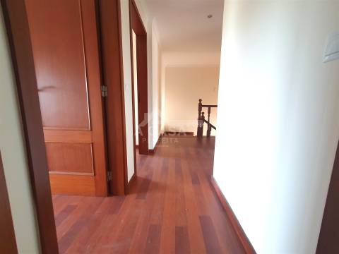 Moradia T3 em Banda, toda remodelada com garagem, jardim e varandas em Branca