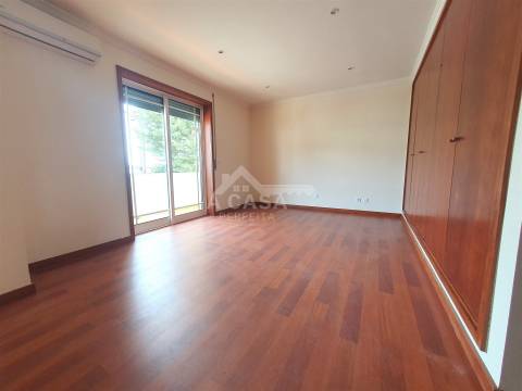 Moradia T3 em Banda, toda remodelada com garagem, jardim e varandas em Branca