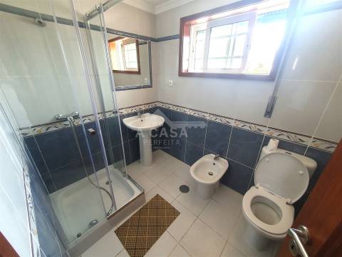 Moradia T3 em Banda, toda remodelada com garagem, jardim e varandas em Branca