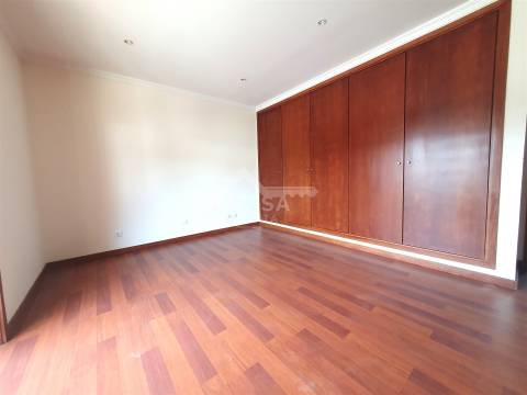 Moradia T3 em Banda, toda remodelada com garagem, jardim e varandas em Branca