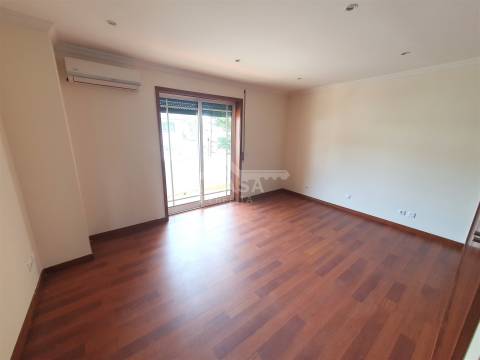 Moradia T3 em Banda, toda remodelada com garagem, jardim e varandas em Branca