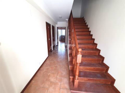 Moradia T3 em Banda, toda remodelada com garagem, jardim e varandas em Branca