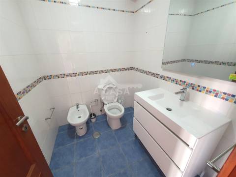 Moradia T3 em Banda, toda remodelada com garagem, jardim e varandas em Branca