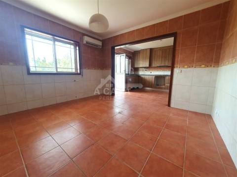 Moradia T3 em Banda, toda remodelada com garagem, jardim e varandas em Branca
