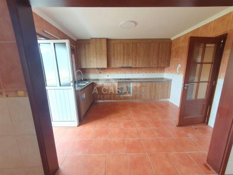 Moradia T3 em Banda, toda remodelada com garagem, jardim e varandas em Branca