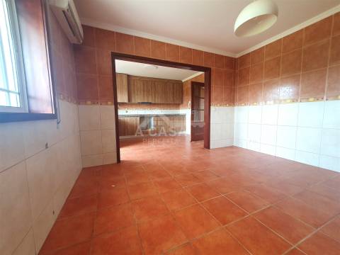 Moradia T3 em Banda, toda remodelada com garagem, jardim e varandas em Branca