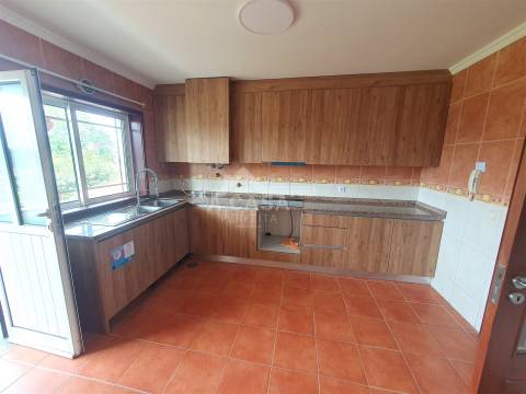 Moradia T3 em Banda, toda remodelada com garagem, jardim e varandas em Branca