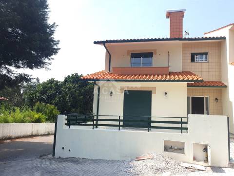 Moradia T3 em Banda, toda remodelada com garagem, jardim e varandas em Branca