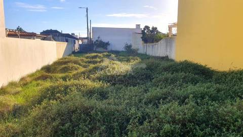 Lote de terreno de 280 m2 com 10 m de frentepara construção no Furadouro