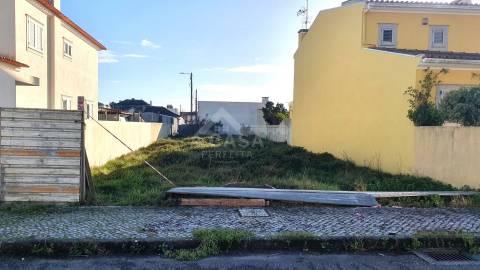 Lote de terreno de 280 m2 com 10 m de frentepara construção no Furadouro