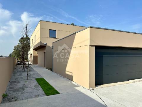 Moradia T3 Geminada nova de luxo com garagem para 2 carros e toda equipada com domótica