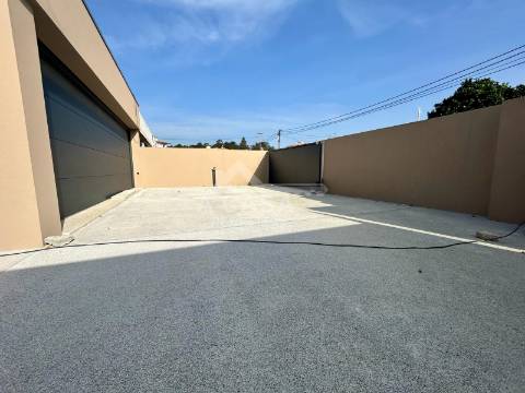 Moradia T3 Geminada nova de luxo com garagem para 2 carros e toda equipada com domótica