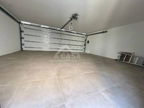 Moradia T3 Geminada nova de luxo com garagem para 2 carros e toda equipada com domótica
