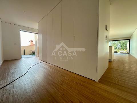 Moradia T3 Geminada nova de luxo com garagem para 2 carros e toda equipada com domótica