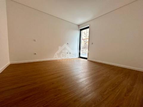 Moradia T3 Geminada nova de luxo com garagem para 2 carros e toda equipada com domótica