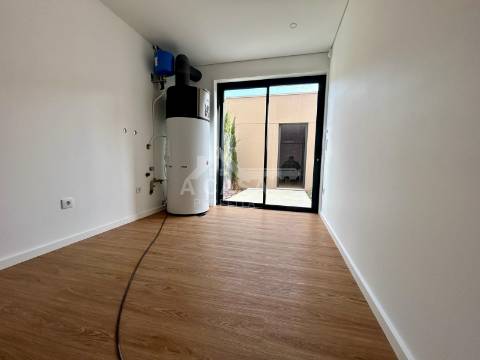 Moradia T3 Geminada nova de luxo com garagem para 2 carros e toda equipada com domótica