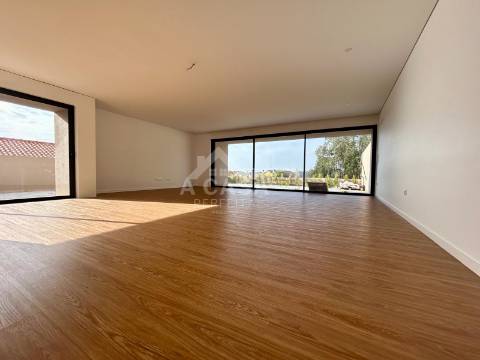 Moradia T3 Geminada nova de luxo com garagem para 2 carros e toda equipada com domótica