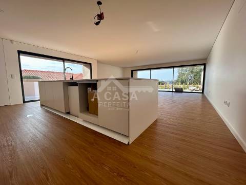 Moradia T3 Geminada nova de luxo com garagem para 2 carros e toda equipada com domótica