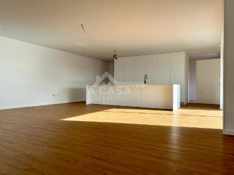 Moradia T3 Geminada nova de luxo com garagem para 2 carros e toda equipada com domótica