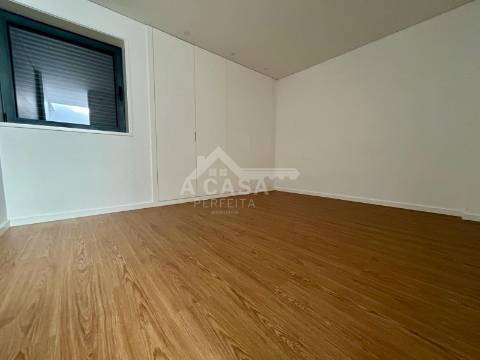 Moradia T3 Geminada nova de luxo com garagem para 2 carros e toda equipada com domótica