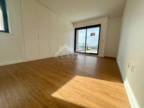 Moradia T3 Geminada nova de luxo com garagem para 2 carros e toda equipada com domótica