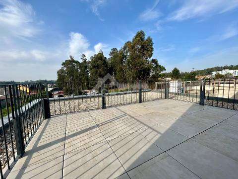 Moradia T3 Geminada nova de luxo com garagem para 2 carros e toda equipada com domótica