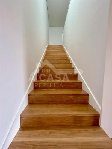 Moradia T3 Geminada nova de luxo com garagem para 2 carros e toda equipada com domótica