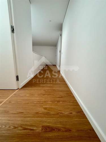 Moradia T3 Geminada nova de luxo com garagem para 2 carros e toda equipada com domótica