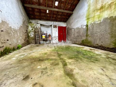 Moradia T1 Térrea em ruínas para restauro com logradouro