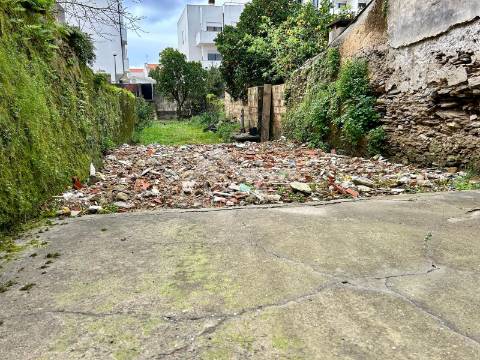 Moradia T1 Térrea em ruínas para restauro com logradouro