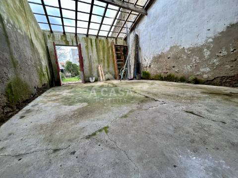 Moradia T1 Térrea em ruínas para restauro com logradouro