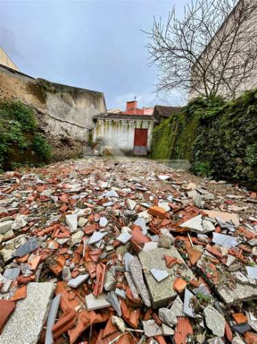 Moradia T1 Térrea em ruínas para restauro com logradouro