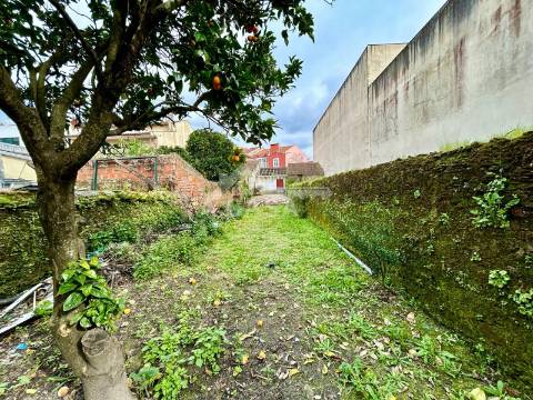 Moradia T1 Térrea em ruínas para restauro com logradouro