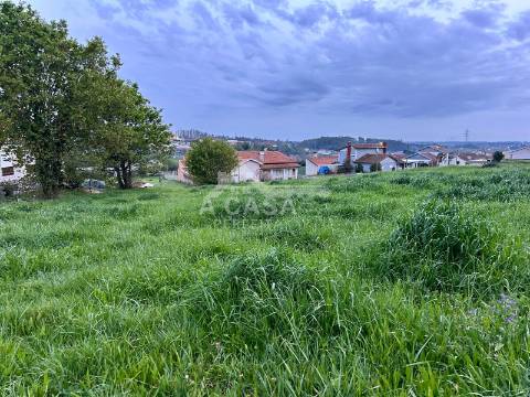 Terreno para construção de 1221 m2 com cerca de 20 m de frente em Canelas