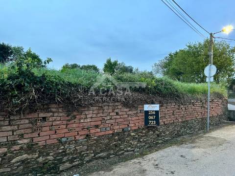 Terreno para construção de 1221 m2 com cerca de 20 m de frente em Canelas