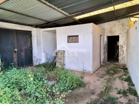 Moradia Isolada T2 Térrea para restauro com garagem em Arada