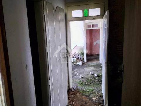 Moradia Isolada T2 Térrea para restauro com garagem em Arada