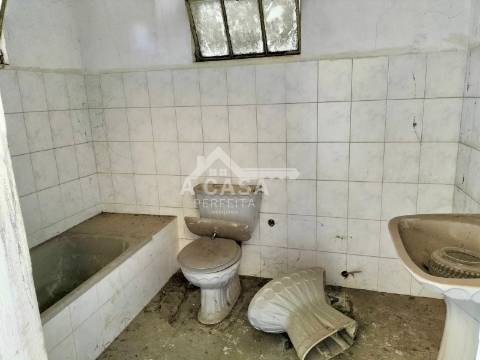Moradia Isolada T2 Térrea para restauro com garagem em Arada