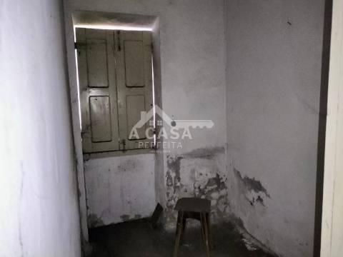 Moradia Isolada T2 Térrea para restauro com garagem em Arada