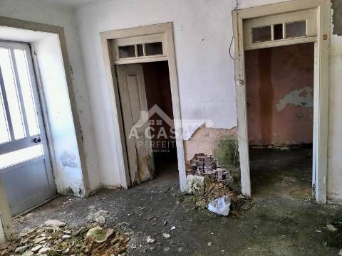 Moradia Isolada T2 Térrea para restauro com garagem em Arada