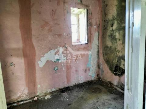 Moradia Isolada T2 Térrea para restauro com garagem em Arada