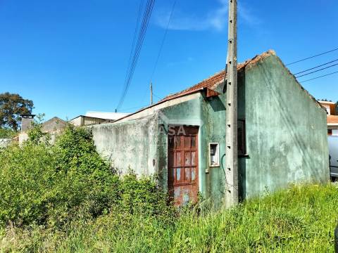 Moradia Isolada T2 Térrea para restauro com garagem em Arada
